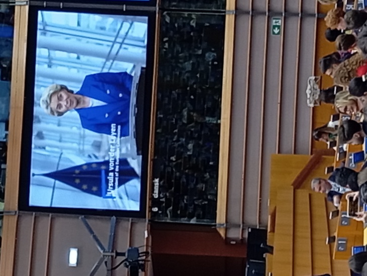 Élménybeszámoló az Európai Ifjúsági hét programjáról a képen Ursula von der Leyen a plenáris ülésterem kivetítőjén