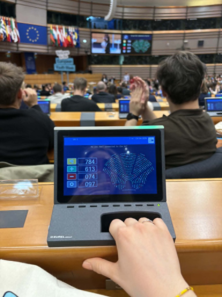 Európai Ifjúsági hét résztvevőinek fotója a Plenáris ülésterem szavazatszámlálójáról