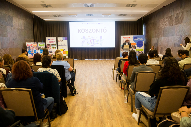 A mesterséges intelligencia hangja rendezvényen a résztvevők ülnek a rendezvényteremben előadás közben