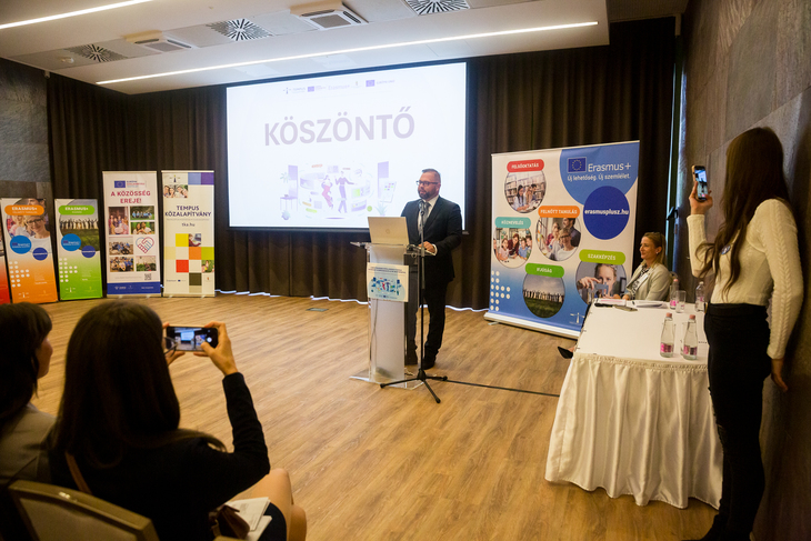 A mesterséges intelligencia hangja rendezvényen a résztvevők ülnek a rendezvényteremben előadás közben
