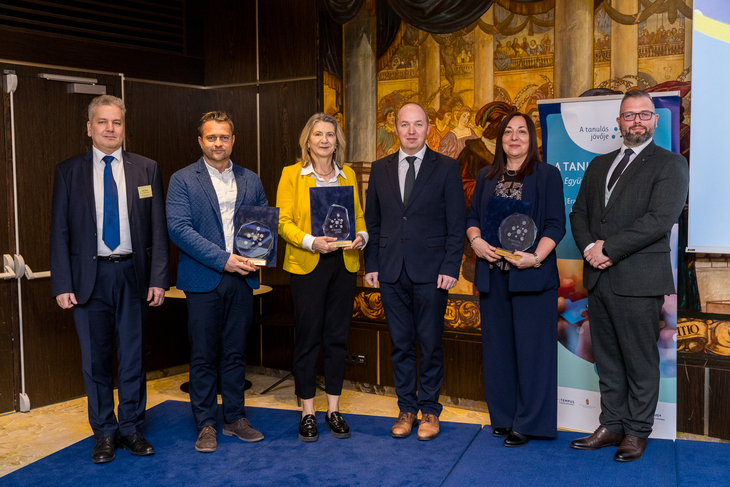 A Tanulás Jövője Díj díjazottjai üvegdíjjal a kezükben