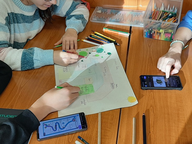 Gyerekek mobiltelefonoznak és rajzolnak