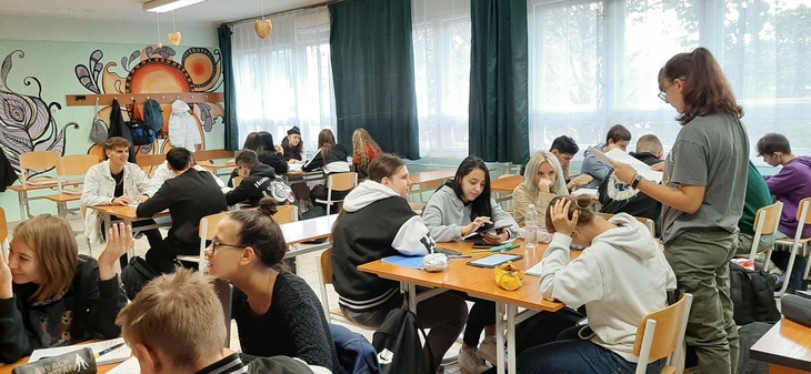 Osztályteremben diákok csoportmunkában dolgoznak