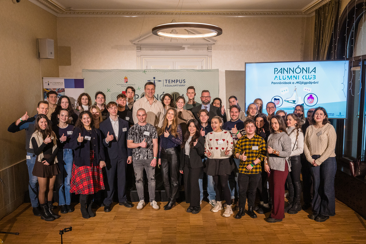 Alumni Klub csoportk&eacute;p sportol&oacute;k pann&oacute;ni&aacute;sokkal