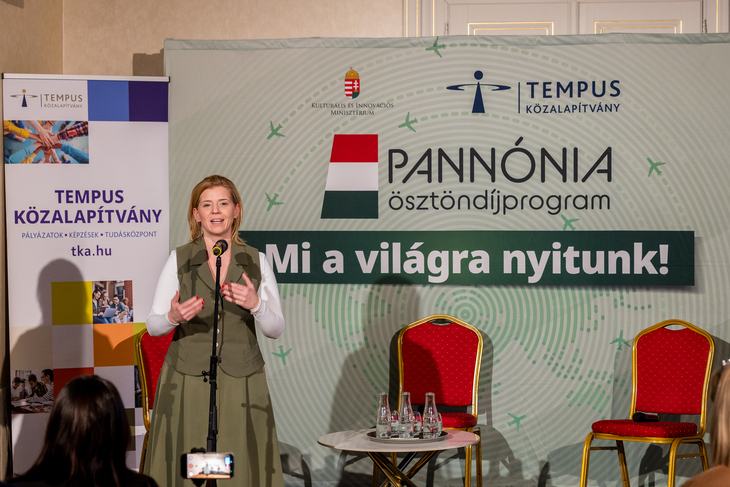 Alumni Klub k&ouml;sz&ouml;ntő Varga Bajusz Veronika