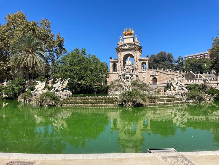 Ciutadella Park Barcelonában tó és szoborcsoport