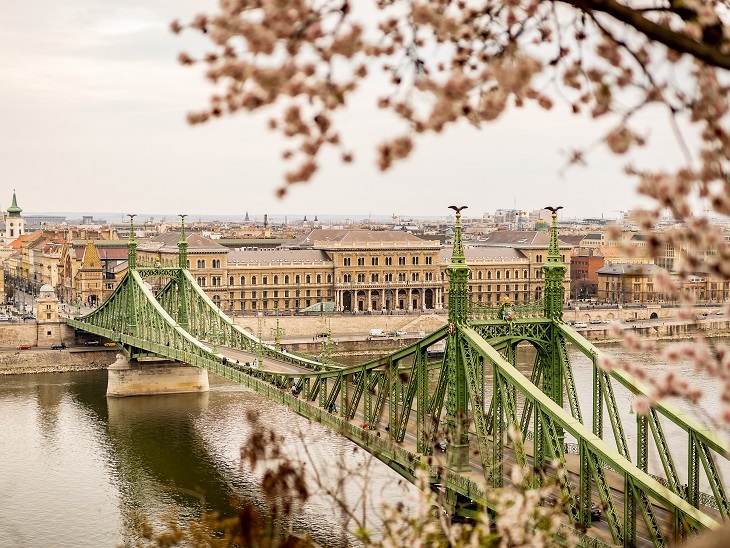 A Budapesti Corvinus Egyetem épülete a Szabadság híd budai oldaláról fotózva