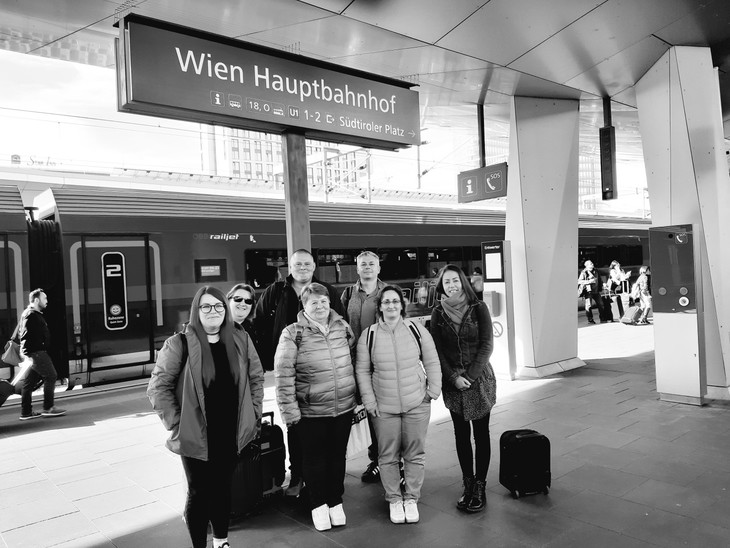 A BMSZKI projektjének hét résztvevője áll egy bécsi vasútállomáson