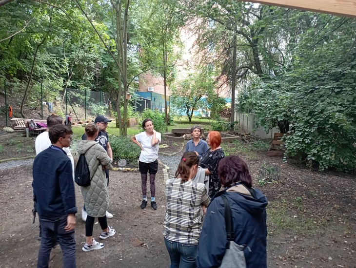 BMSZKI nívódíjas projekt résztvevői Prágában egy kertben körben áll