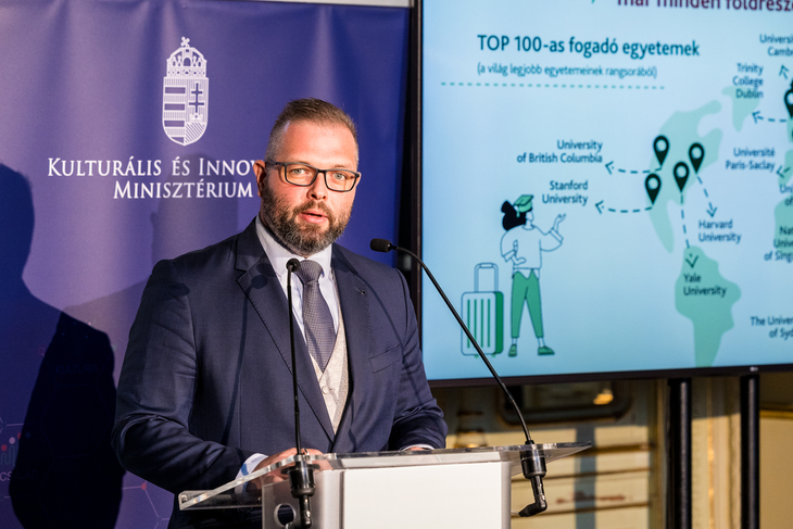 A képen Bodrogi Richárd a Tempus Közalapítvány főigazgatója tart beszédet
