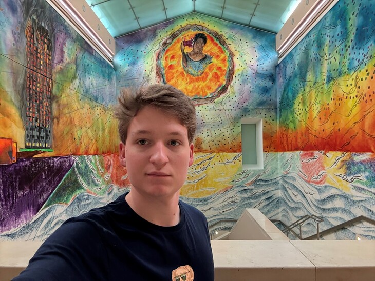 Bózsik Vilmos ösztöndíjas fiatalember selfieje a londoni Tate Britain művészeti múzeum északi főlépcsőházában