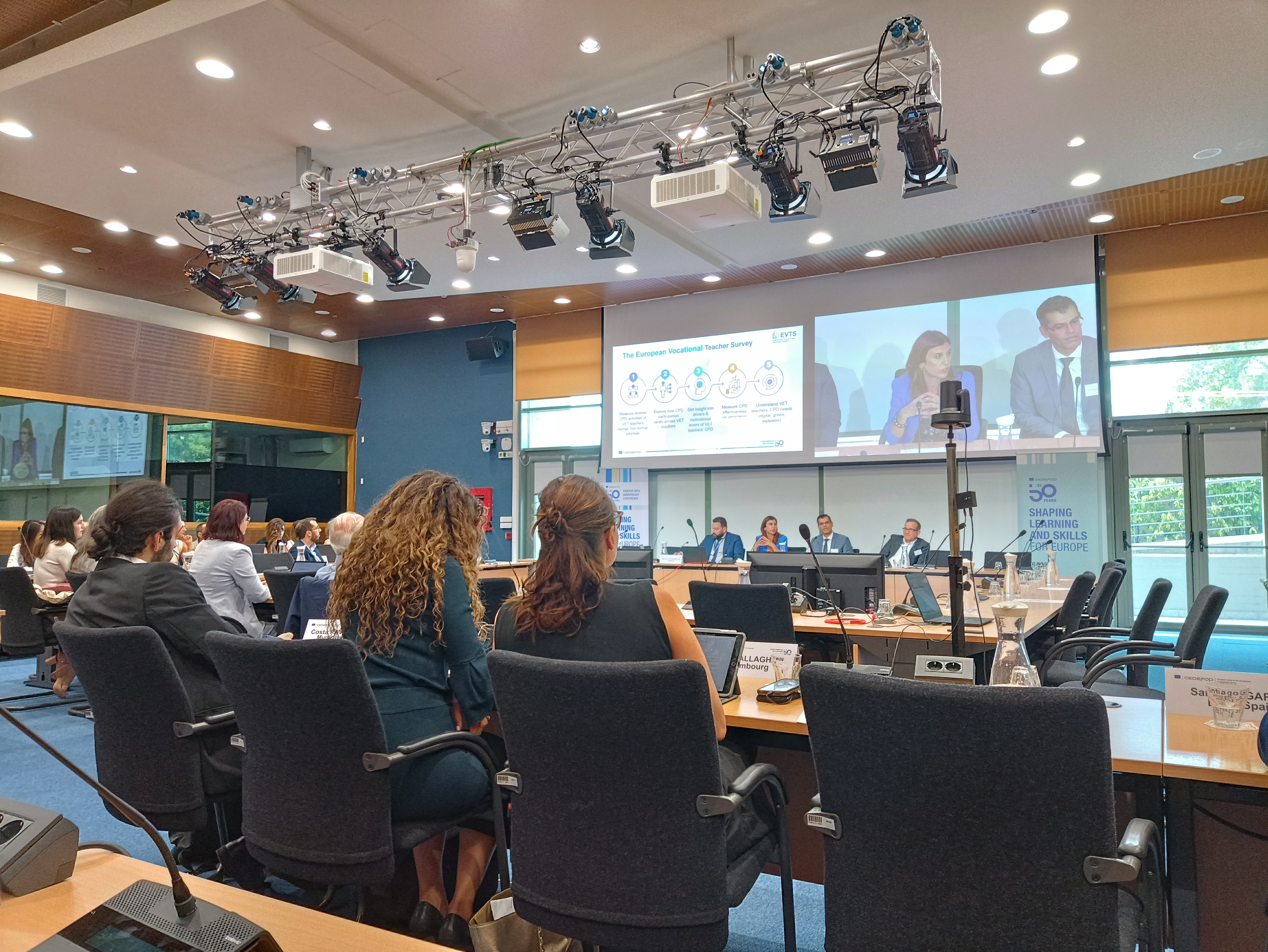 Thessalonikiben tartott policy learning forumon készült kép a rendezvény hallgatóságáról és előadókról