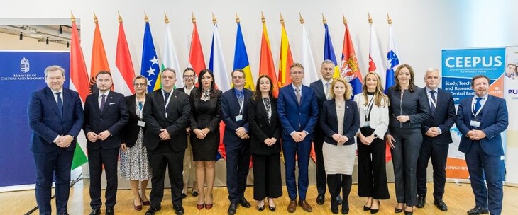 A CEEPUS Miniszteri Találkozó résztvevői sorban állnak a nemzetek zászlói előtt