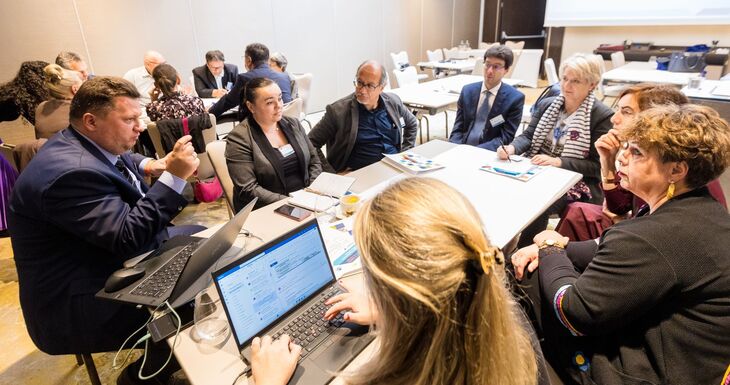 A CEEPUS partnerkonferencián résztvevők csoport munkát végeznek egy asztalt körbeülve