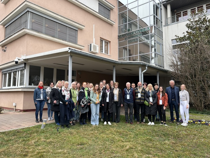 Csoportk&eacute;p szakk&eacute;pz&eacute;si k&ouml;zpont előtt magyar &eacute;s k&uuml;lf&ouml;ldi oktat&oacute;kkal