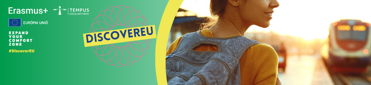 DiscoverEU z&ouml;ld h&aacute;tteres bannerk&eacute;p egy fiatal l&aacute;nnyal &eacute;s egy vonattal a h&aacute;tt&eacute;rben