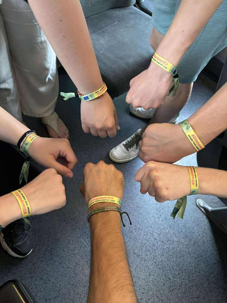 deu_eselyegyenloseg_karszalag