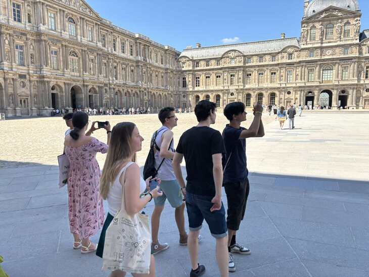 deu_eselyegyenloseg_louvre