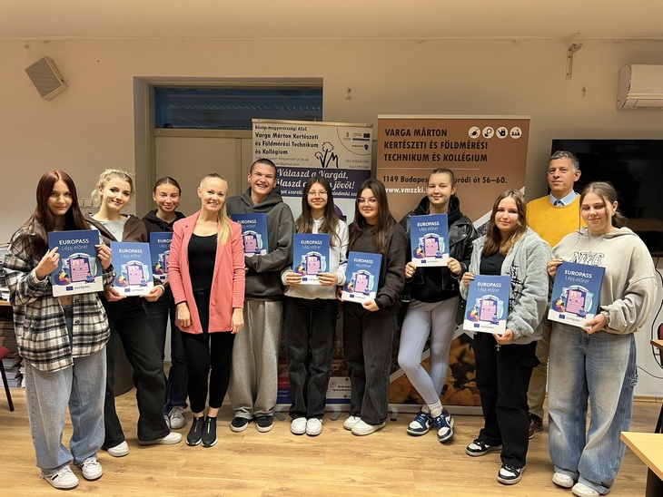 Di&aacute;kok Europass tan&uacute;s&iacute;tv&aacute;nnyal a kez&uuml;kben