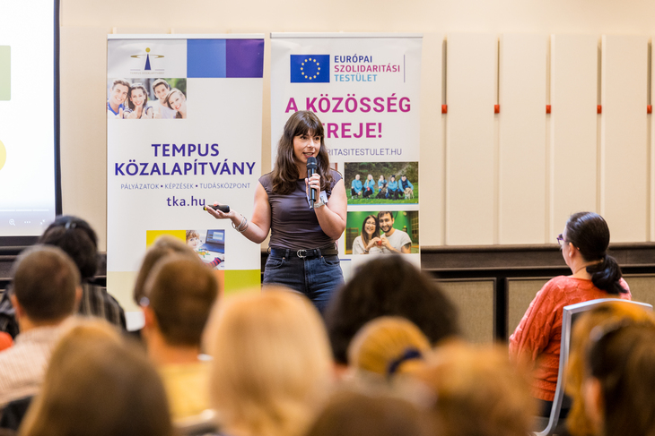 A rendezvényen keészült kép ahol a széksoroban ültetett résztvevők figyelik az előadót