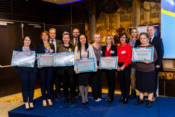 A Digitális Pedagógus és Oktatói Díj díjazottjai oklevéllel a kezükben