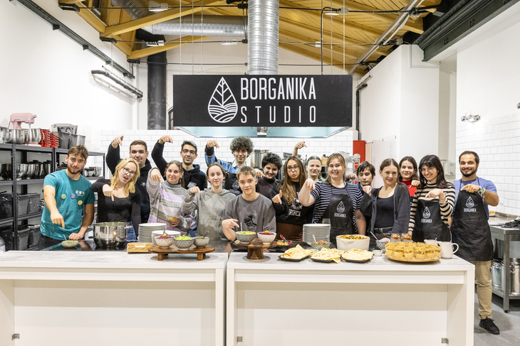DiscoverEU After főzős csoportkép a Borganika studio konyhájának pulja mögött