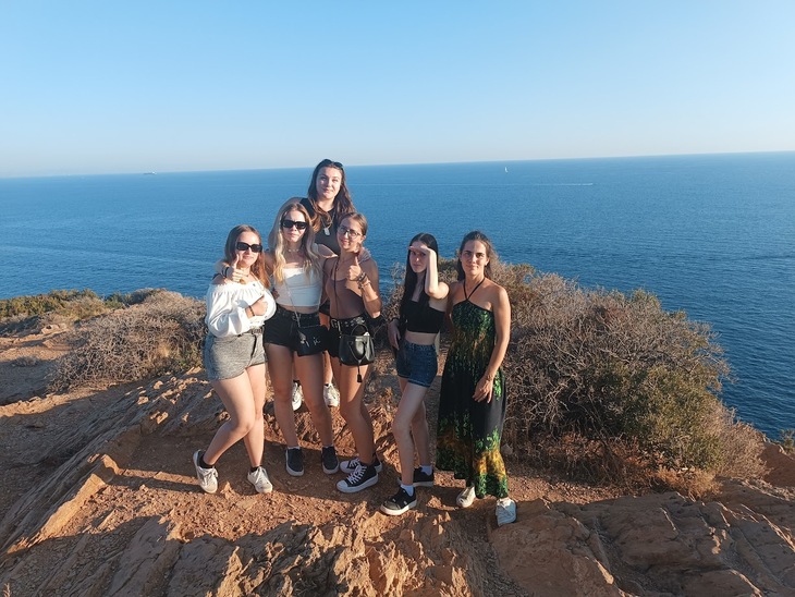 DiscoverEU utazó fiatalok csoportja egy hegycsúcson