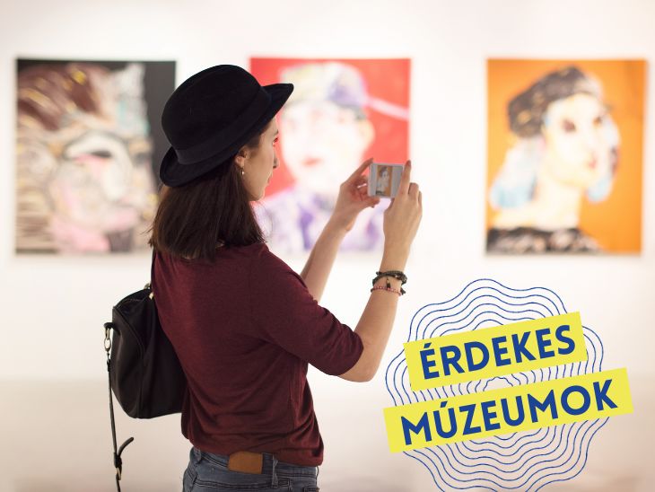 érdekes múzeumok feliratú kép ami kalapos lányt ábrázol festmények között telefonján keresztül interaktálva a képekkel