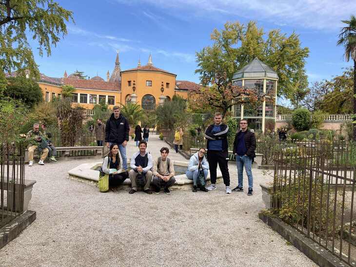 DiscoverEU esélyegyenlőségi pályázattal utazó fiatalok fiatalok csoportja egy mediterrán épület kertjében