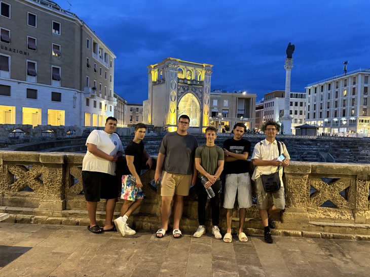 DiscoverEU esélyegyenlőségi pályázattal utazó fiatalok fiatalok csoportja egy városi hídon