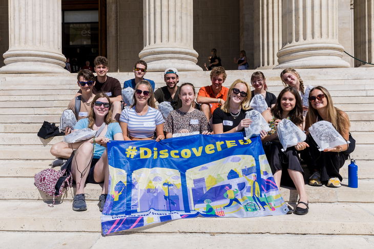 fiatalok DiscoverEU zaszloval a Szepmuveszti Muzeum elott
