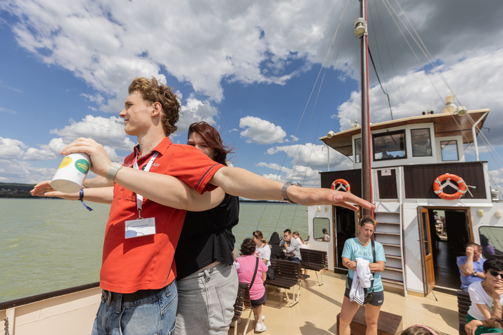 Discovereu fiatalok hajón Titanic pózban