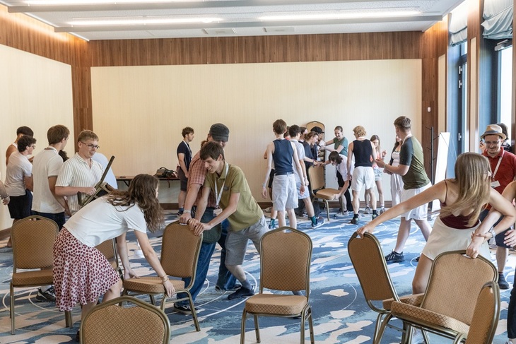 Discovereu fiatalok székeket pakolnak egy játék keretében