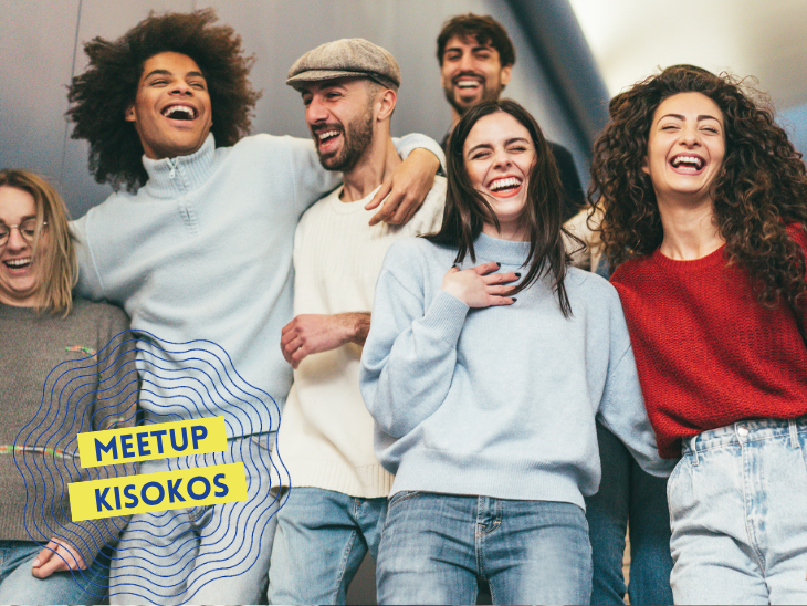 Több fiatal nevetve sétál