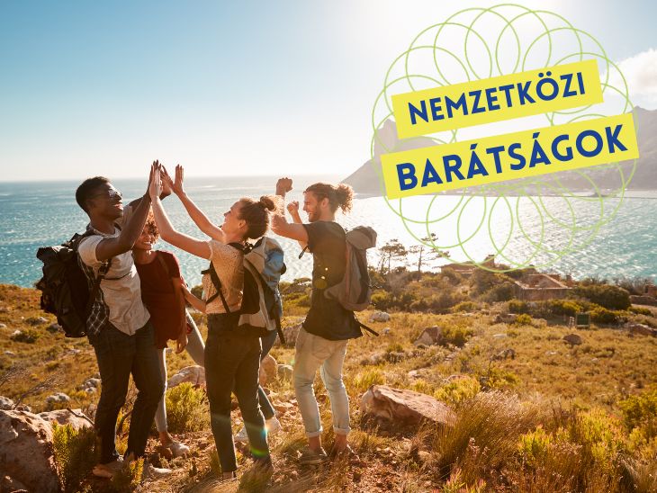 DiscoverEU blogcikk vizuál nemezetközi barátságok felirattal 4 pacsizó hátizsákos fiatallal