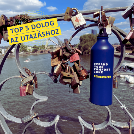 Discover EU Tippek utazáshoz Top 5 dolog bélyegképe ahol egy lakatokkal teli hídkorláton nézzük a folyót és kikötőt