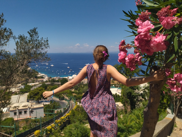 DiscoverEU utazó 2025 Mikesy Mária fotója hátulról egy tengerparti településsel a háttérben