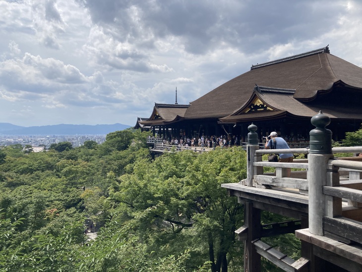 Kilátás egy japán stílusú ház kertjéből