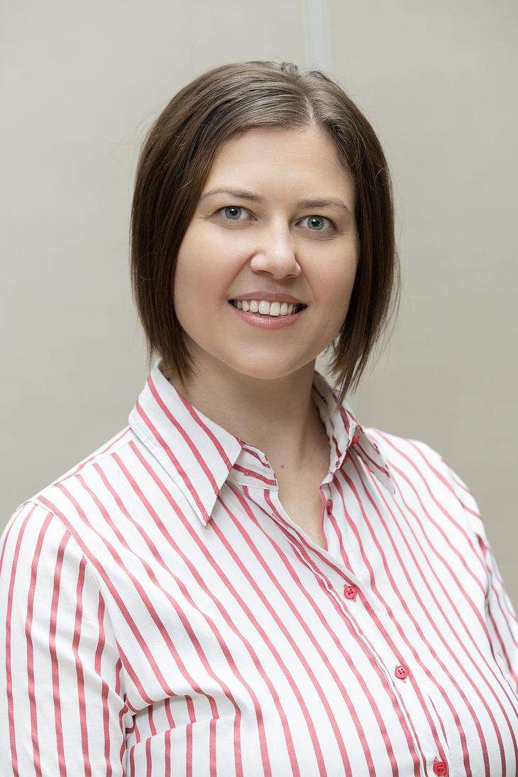 Fiatal hölgy fehér alapon piros csíkos ingben dr Fekete Boglárka profilképe