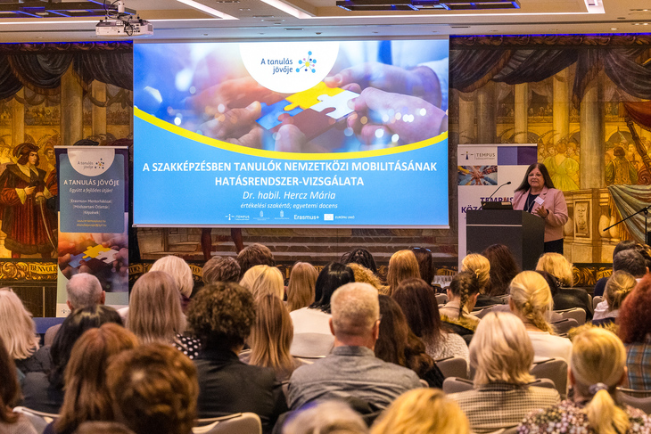 Dr habil Hercz Mária előadása freskós konferenciateremben