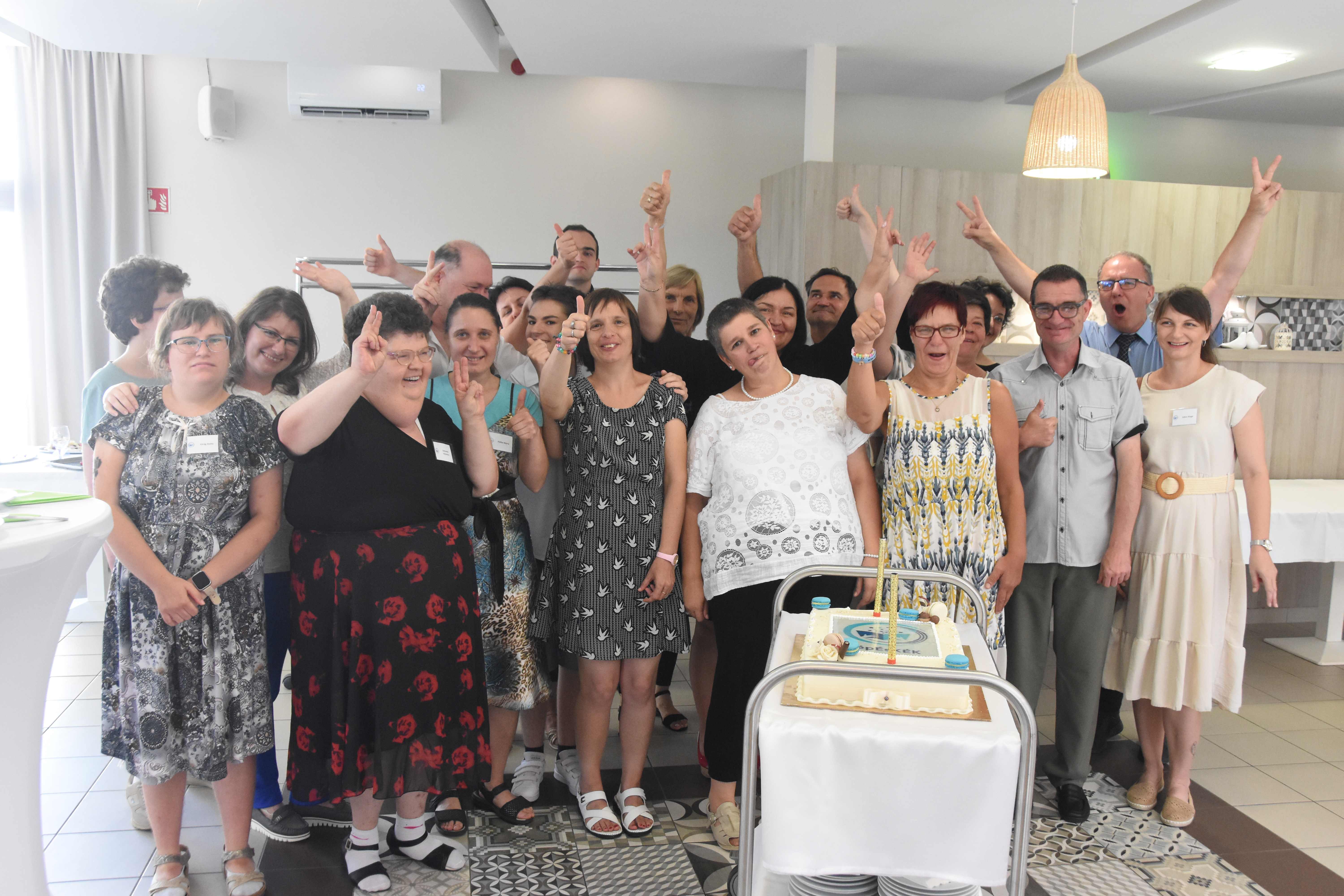 Nívódíjas felnőtt tanulási projekt csoportkép Lépéskék projekt