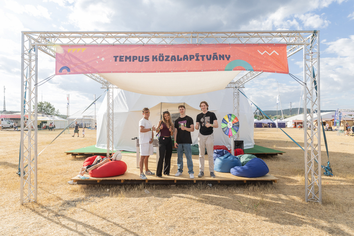 Négy fiatal fotója a Tempus Dómsátra előtt