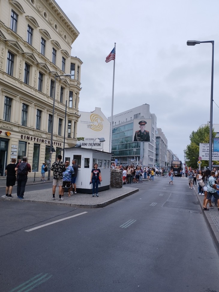 fiatal lány Berlinben a Chekckpoint Charlienál