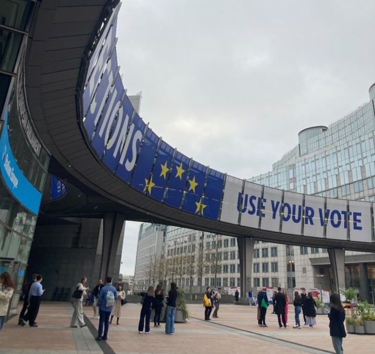emberek a téren az Európai Parlament előtt