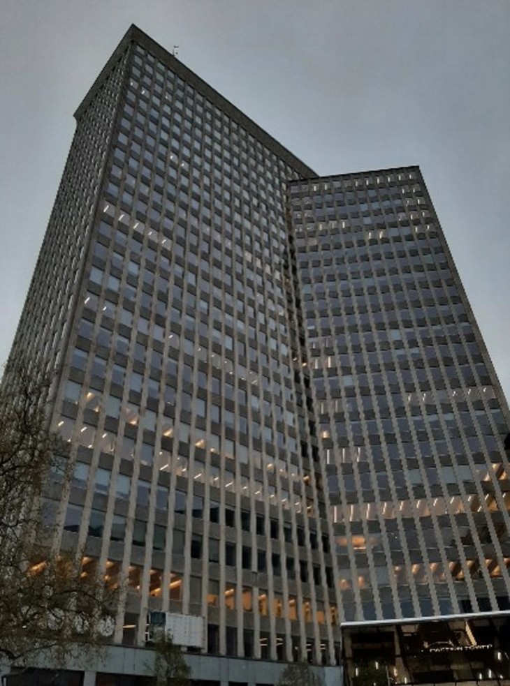 magas épület Brüsszelben