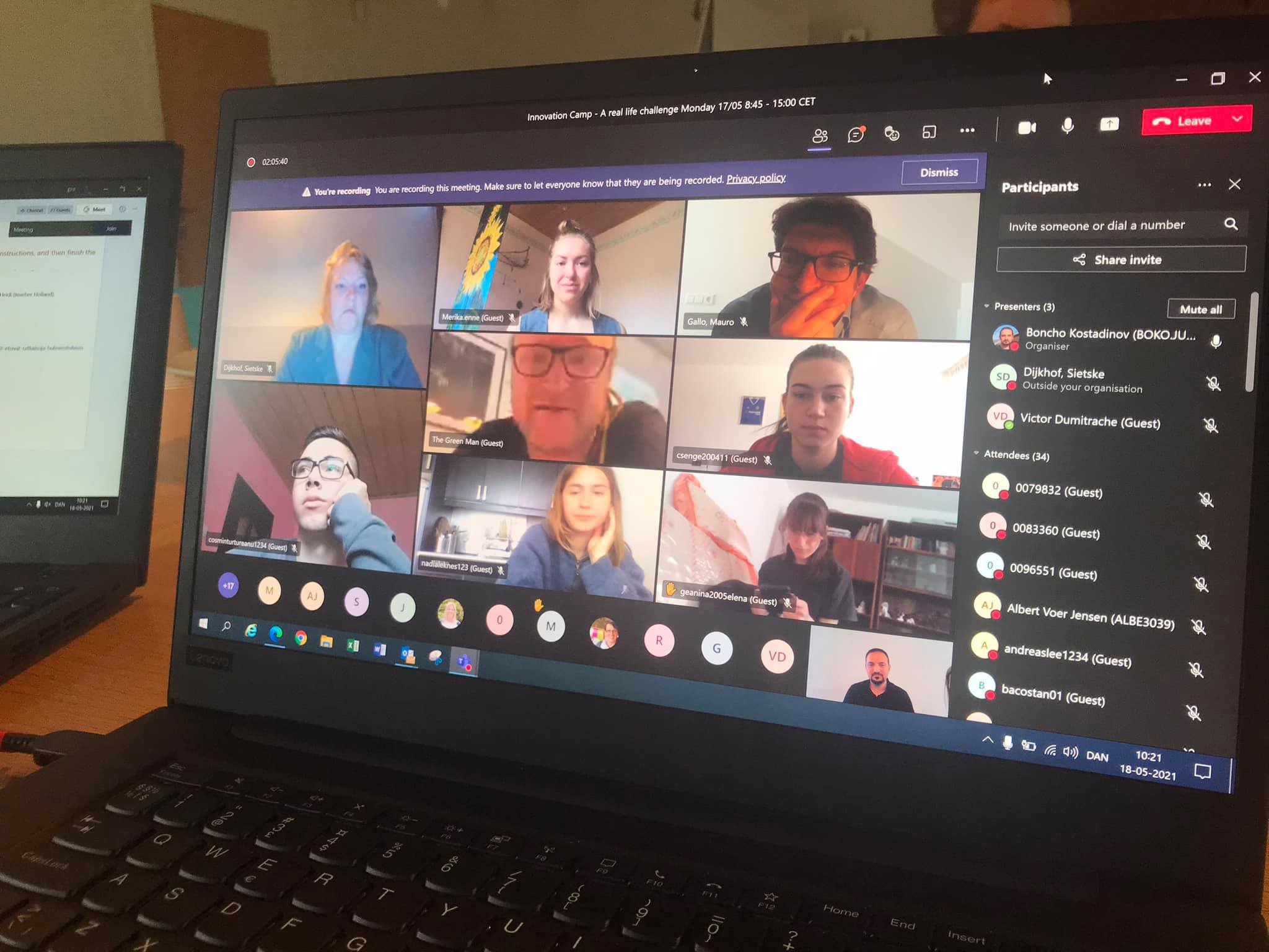 Laptopon egy Teams megbeszélés képei