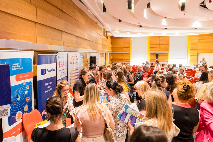 Résztvevők szakmai beszélgetésen és kapcsolatépítésen az Erasmusplusz konferencia szünetében
