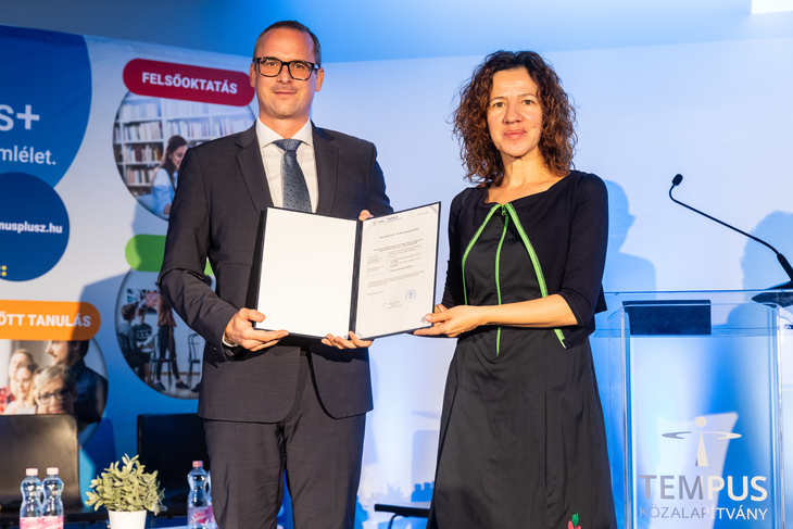 Erasmus Reloaded esemény képe Nagy Balázs Vince és Roxana Minzatu az aláírt dokumentummal