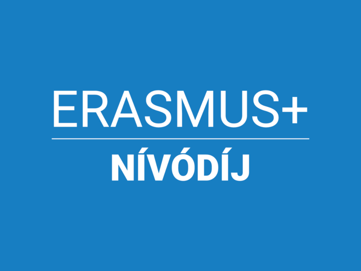 Erasmusplus Nívódíj logó világoskék háttéren fehér felirattal