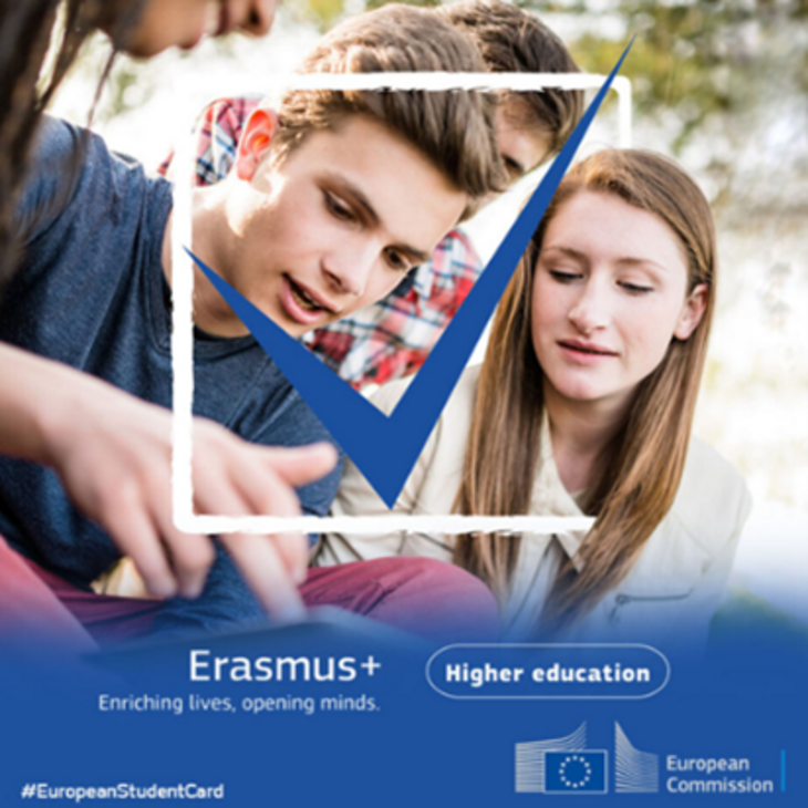 Két európai fiatal a képen